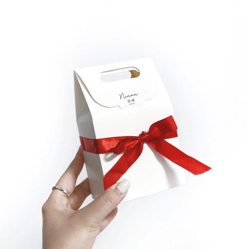 (现货) For You ! 质感红缎带厚磅白牛皮手提礼物盒 (小) - 包装材料 - 纸 白色