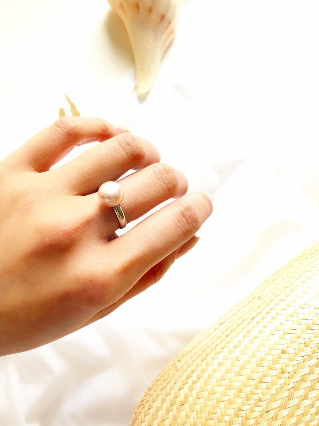 Vintage Dainty Pearl Silver Solitaire Ring - 耳环/耳夹 - 银 白色