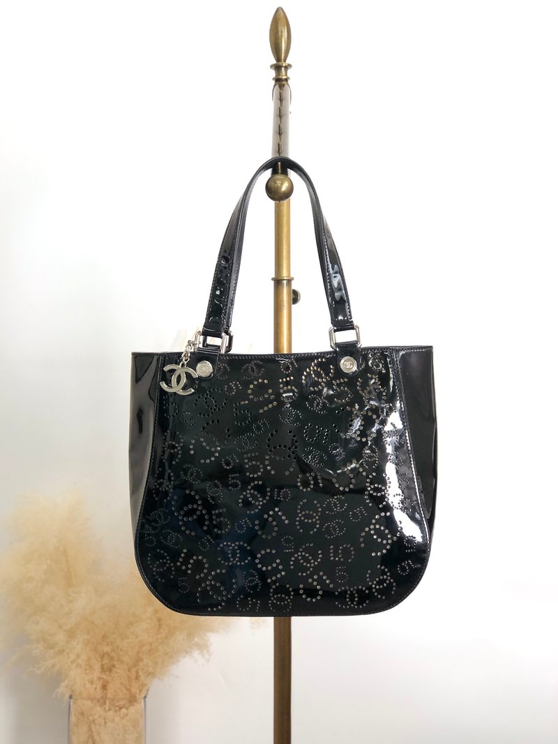 【 日本直送 名牌中古包 】CHANEL 香奈儿 NO5 托特包 黑色 经典双C 压孔 漆皮 vintage - 手提包/手提袋 - 真皮 黑色
