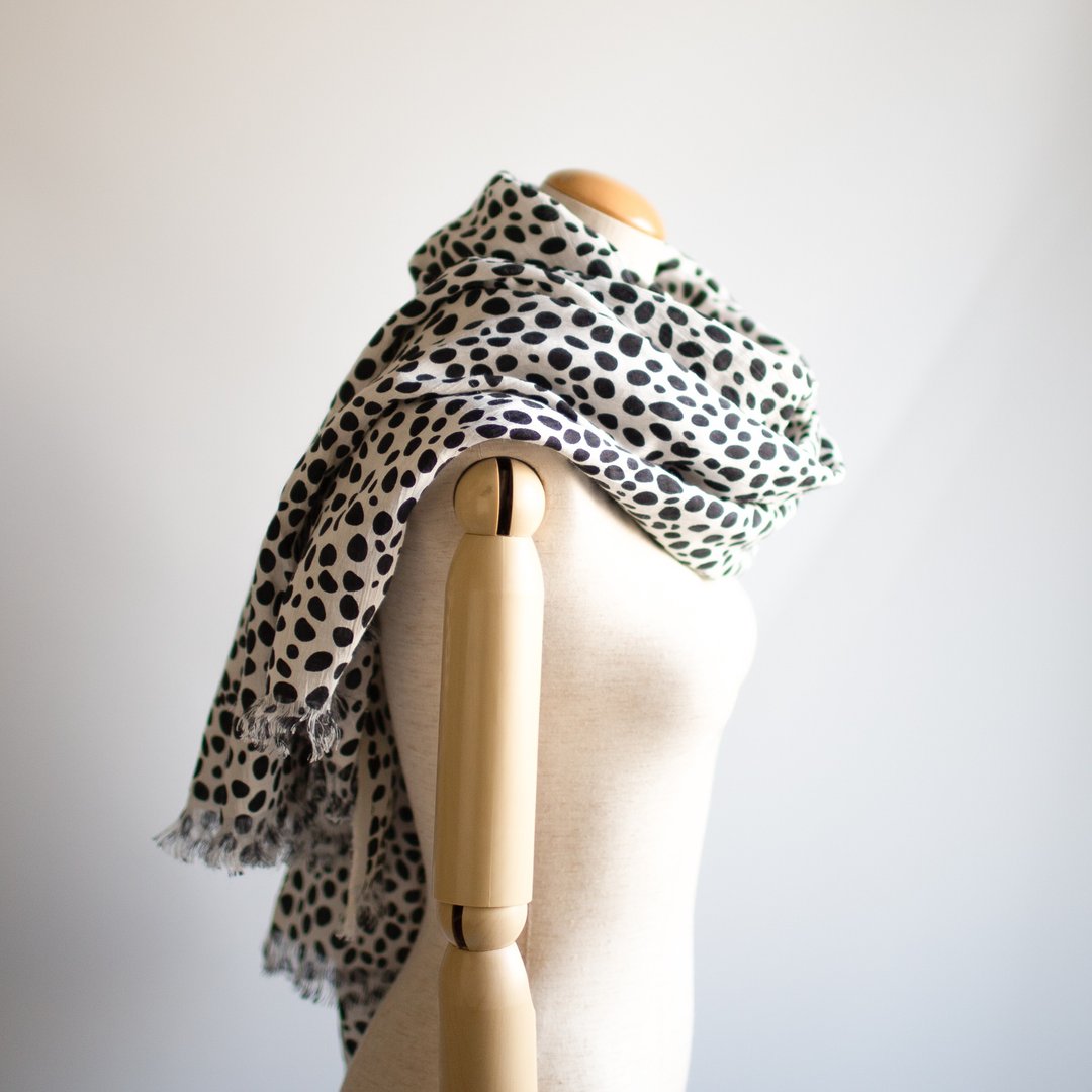 Hand-kneaded Linen Yangyanagi's Yuzen dyeing, Dalmatian pattern, large-format stole SG04 - 丝巾 - 棉 黑色