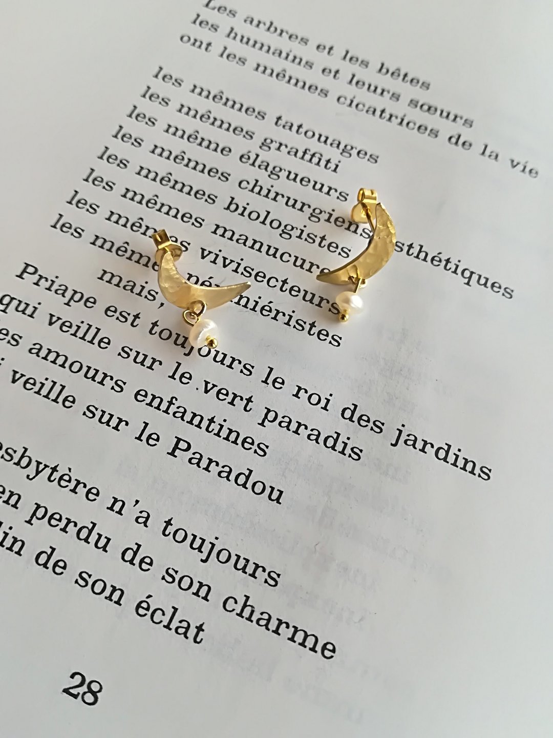 Brass moon and freshwater pearl earrings - 耳环/耳夹 - 其他金属 金色