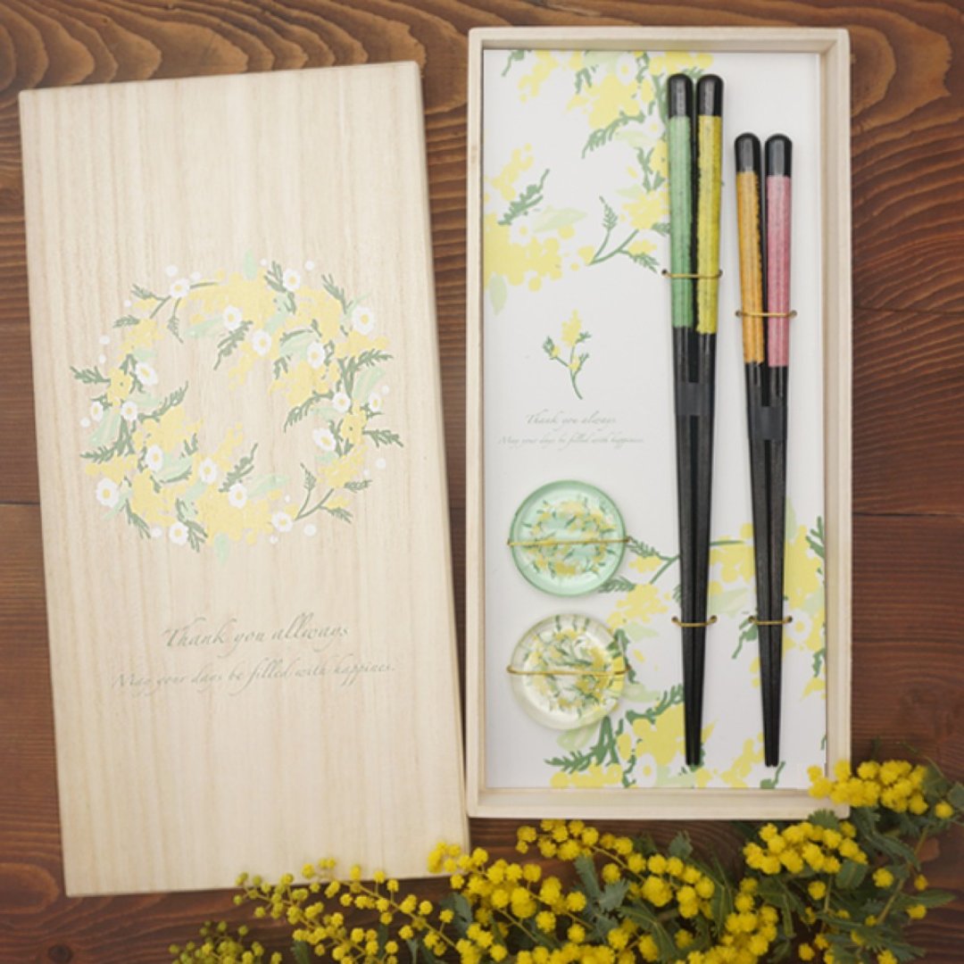 Hyosaemon 筷子/筷架套装 含羞草花圈 Mirage 礼物套装，包含 2 双筷子和 2 个玻璃筷架，装在泡桐盒中。 - 筷子/筷架 - 木头 