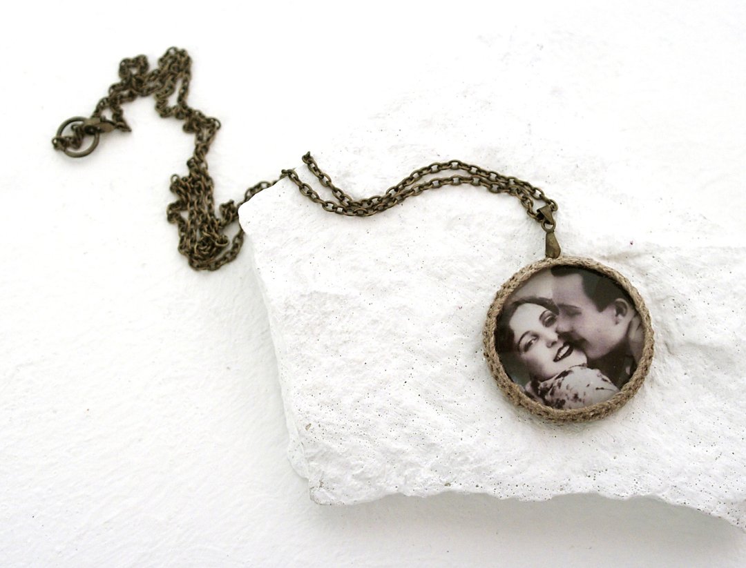Retro Style Love Photo Necklace Glass Dome Pendant - 项链 - 玻璃 透明