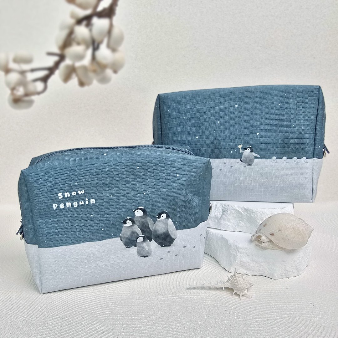 | 微光 Ocean | 小方包_雪地企鹅 万用包 化妆包 收纳包 - 化妆包/杂物包 - 其他人造纤维 蓝色