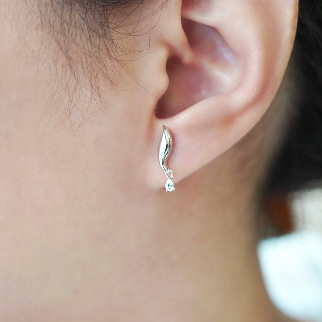 海豚托帕石纯银耳钉天然宝石 Silver Topaz Dolphin Stud Earring - 耳环/耳夹 - 宝石 银色
