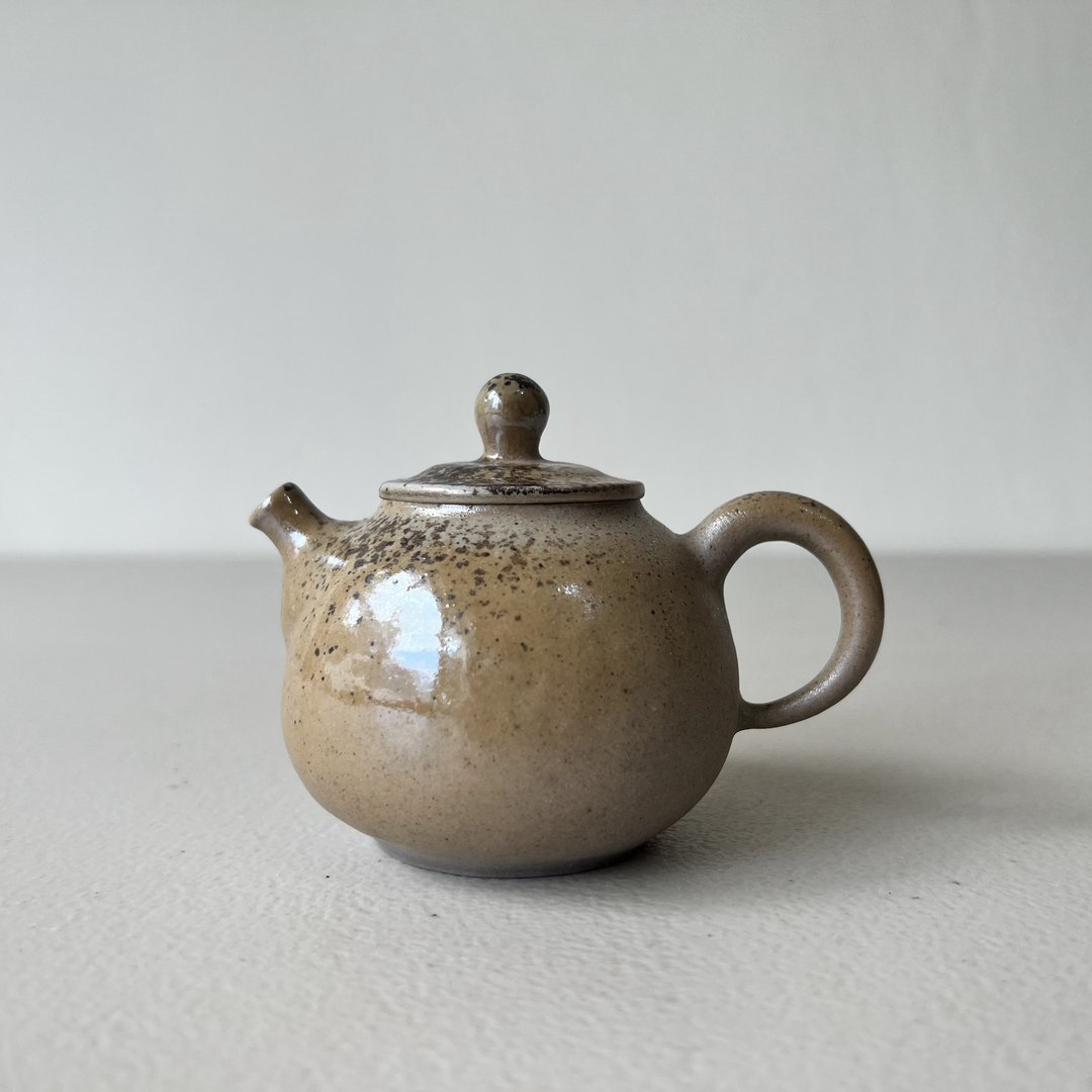 墨金 柴烧陶手工手捏茶壶 - 茶具/茶杯 - 陶 金色