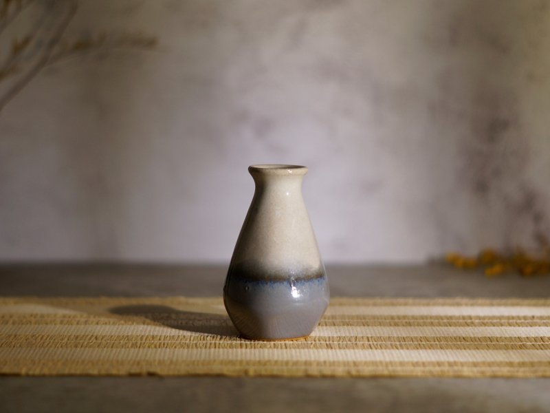 蕴灰白六角小花瓶-容量约100ml - 花瓶/陶器 - 陶 多色
