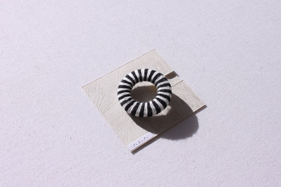 Border round brooch [Small] Black × White - 胸针 - 棉 黑色