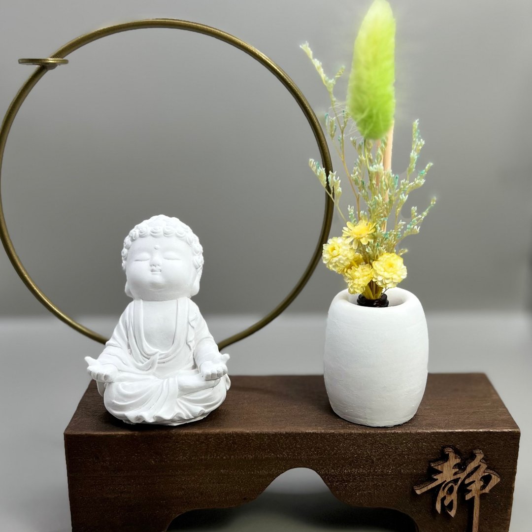 禅静香氛座  净念吉祥小佛-衲静 赠5ML单方天然精油 12款香韵任选 - 香薰/精油/线香 - 水泥 白色