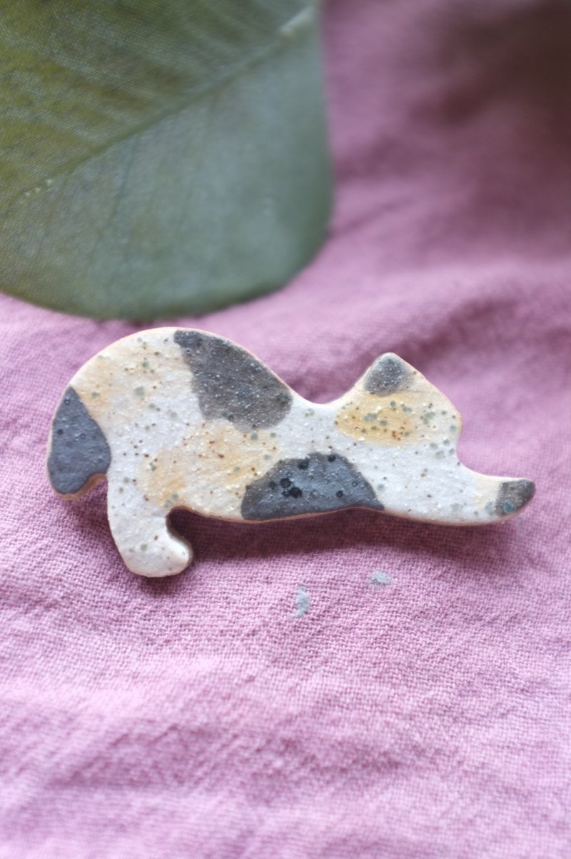 lucky cat  Three color  / ceramic brooch / handmade - 胸针 - 陶 咖啡色