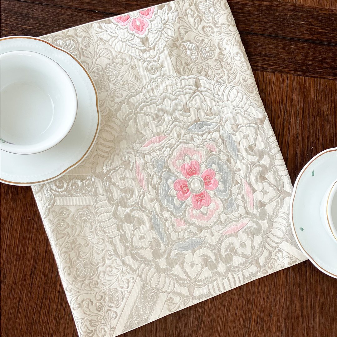 Luxury kimono obi doily vase mat - 餐垫/桌巾 - 丝．绢 白色