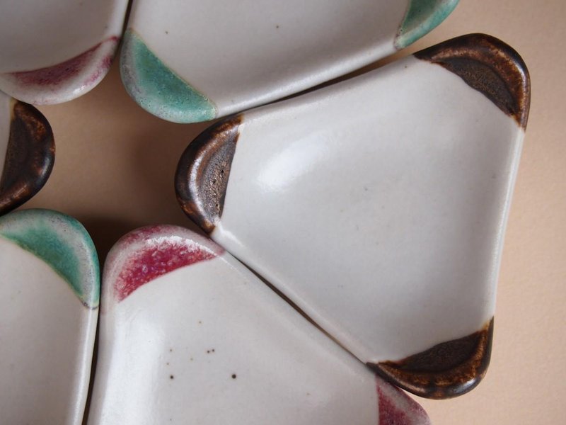 triangle mame dish / gold - 浅碟/小碟子 - 陶 白色
