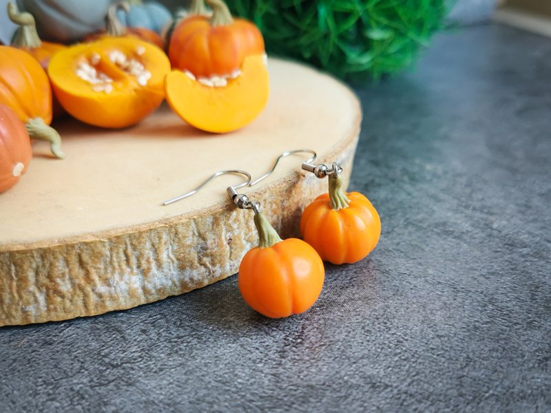 Pumpkin earrings are cottagecore vegetable weird, funny, funky, quirky jewelry - 耳环/耳夹 - 粘土 橘色