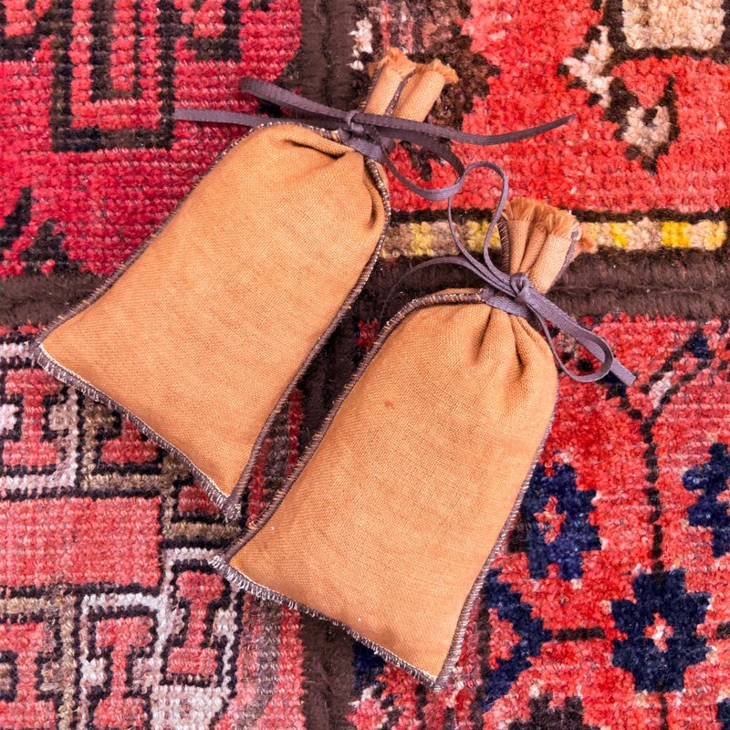 Deodorizing sustainable Hinoki shoe keepers S cherry leaves dyed linen sachets - 鞋垫/周边 - 棉．麻 咖啡色