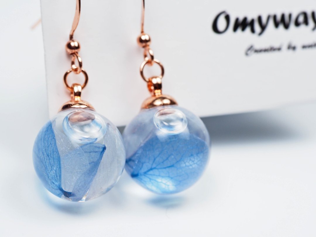 爱家作-OMYWAY蓝色绣球花干花浮游玻璃球玫瑰金色耳环耳夹1.4cm - 颈链 - 玻璃 白色