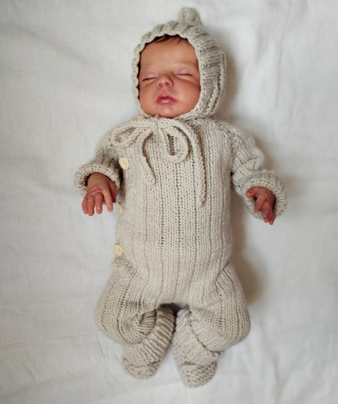 Knitting pattern for baby jumpsuit, cap, bonnet, booties for baby 0-3 months - 背带裤/连体裤 - 羊毛 白色