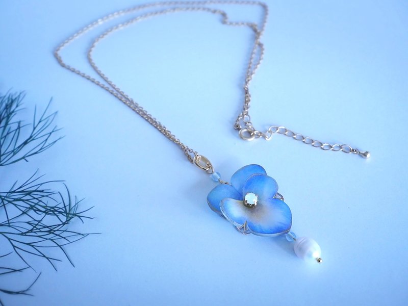 Pansy and Freshwater pearl necklace  viola flower - 耳环/耳夹 - 塑料 白色