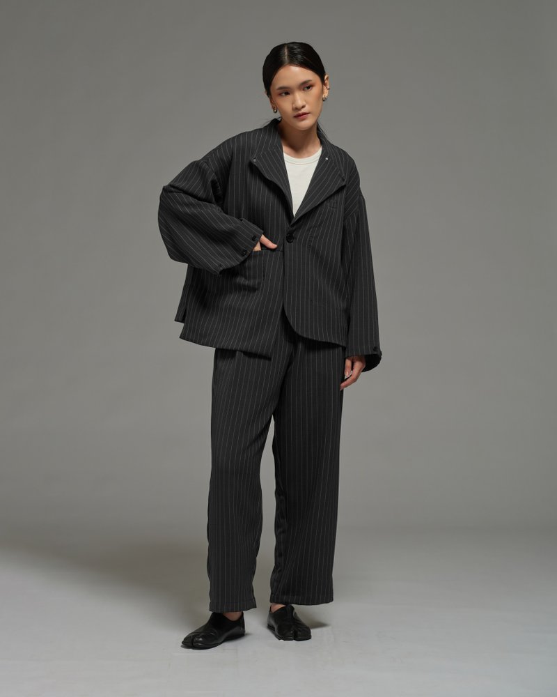 Unisex：不对称西装外套（细条纹深蓝） - 女装西装外套/风衣 - 聚酯纤维 蓝色