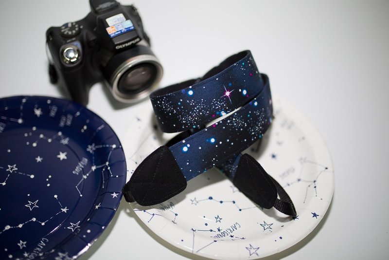 Pu.sozo布手作 宇宙星空双背带孔相机/相机背带/ - 相机 - 棉．麻 蓝色