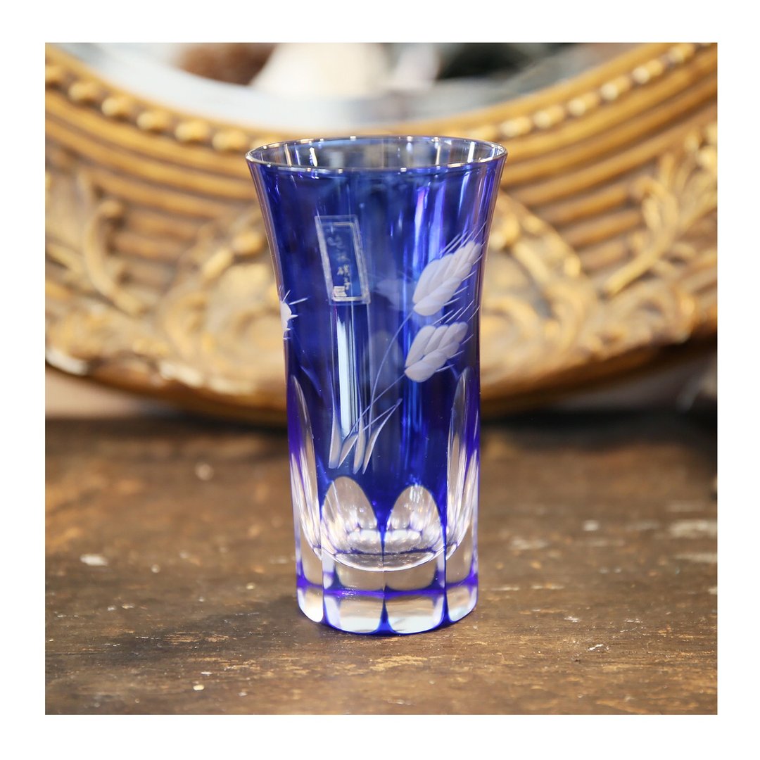 日本老件。昭和时期手工切割玻璃杯.切子杯。高 10.3cm 蓝色水杯。酒杯 - 其他杯子 - 玻璃 
