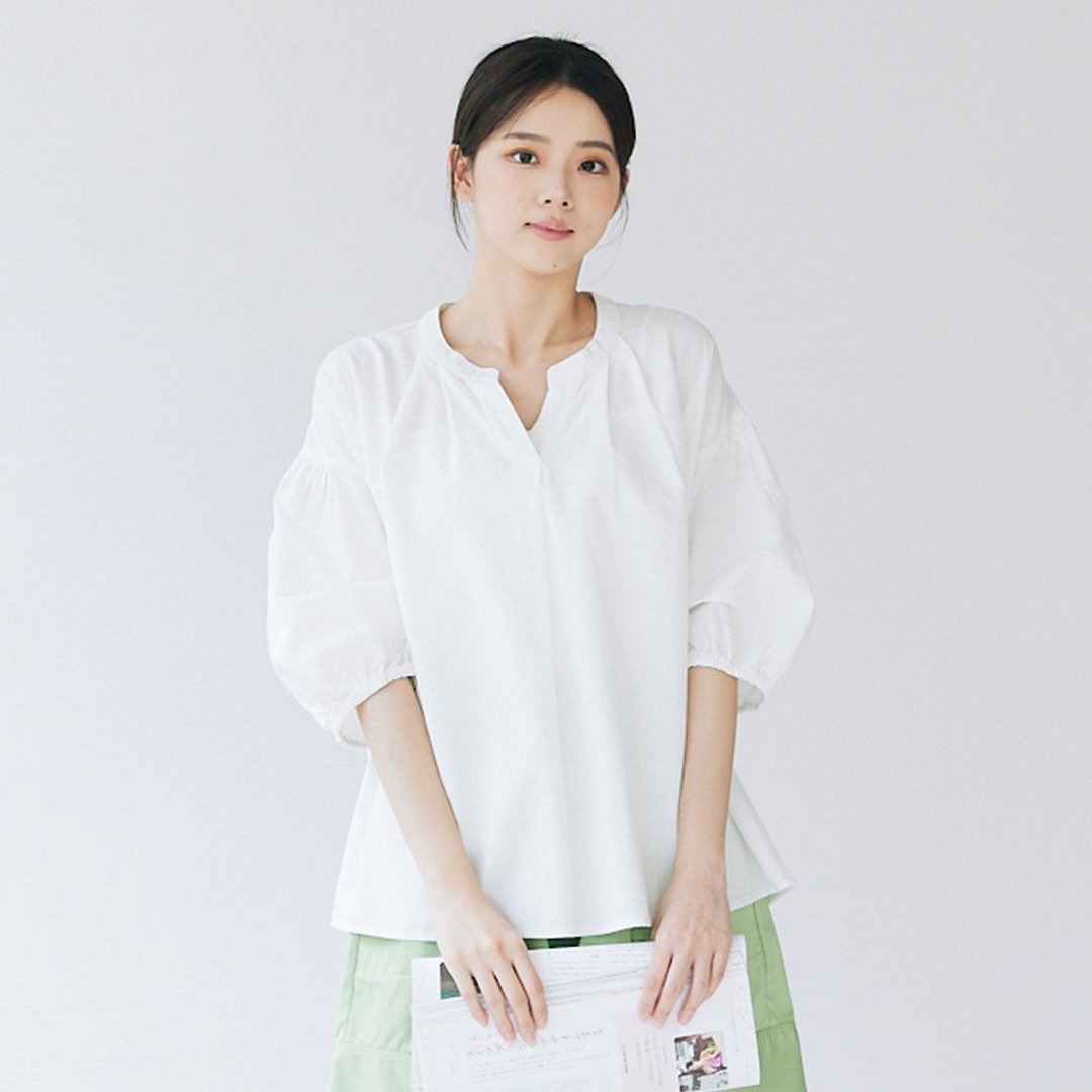 【Simply Yours】微V领肩抓皱澎袖上衣 白F - 女装上衣 - 棉．麻 白色