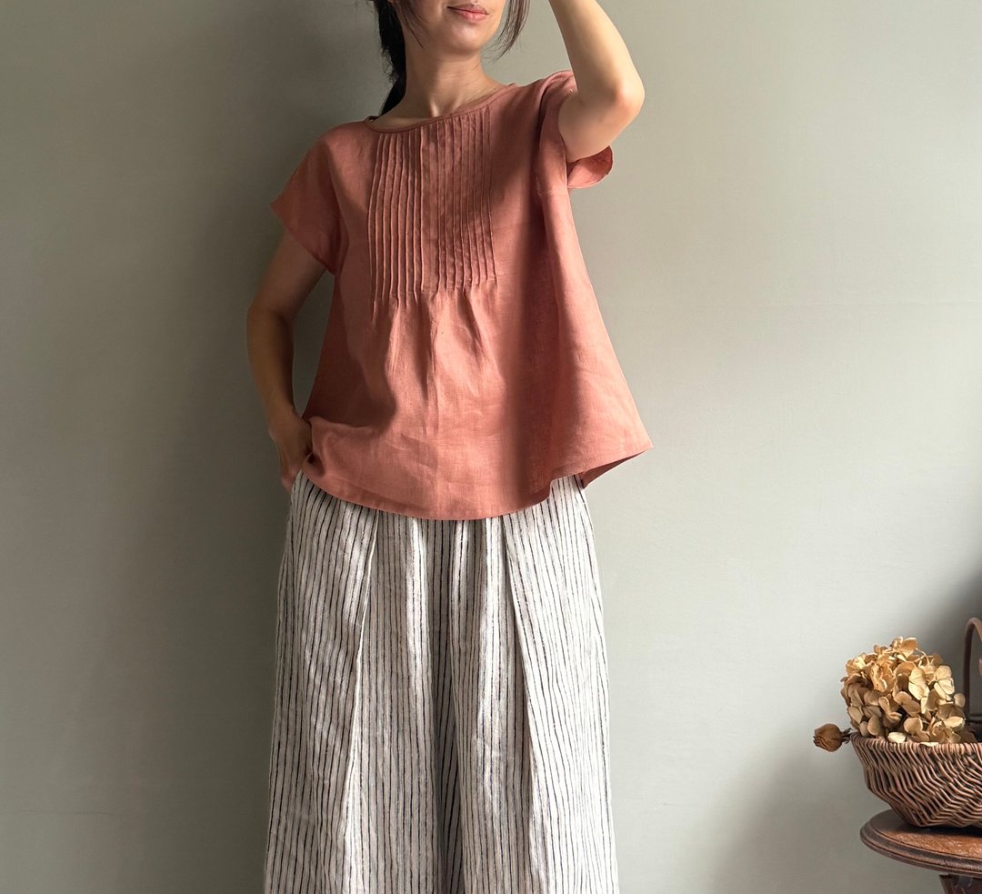 静静地生活/柿子色亚麻古典风琴折圆领法式袖/小包袖上衣 - 女装上衣 - 亚麻 