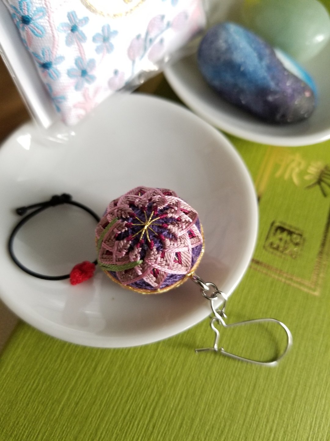 彩线日和 迷你小鞠球 2cm 单品球耳饰 - 小紫铃 (全人手) - 耳环/耳夹 - 绣线 紫色