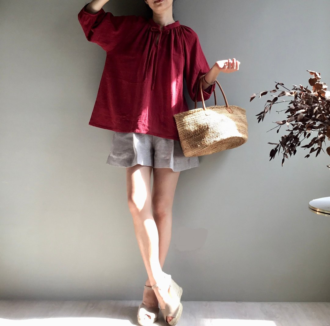 佛罗伦斯/竹节肌理松皱棉麻小立领开襟绑带七分袖/澎澎袖上衣 - 女装上衣 - 棉．麻 红色