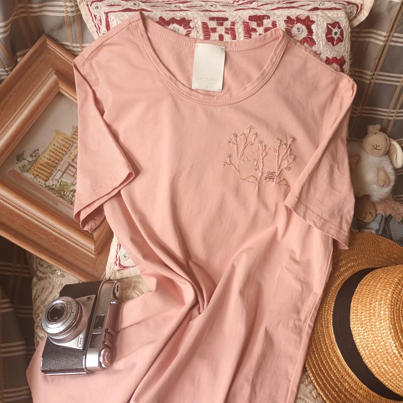 百搭手缝村庄与UFO图案 直身棉弹高端 smart casual TEE - 女装 T 恤 - 棉．麻 粉红色