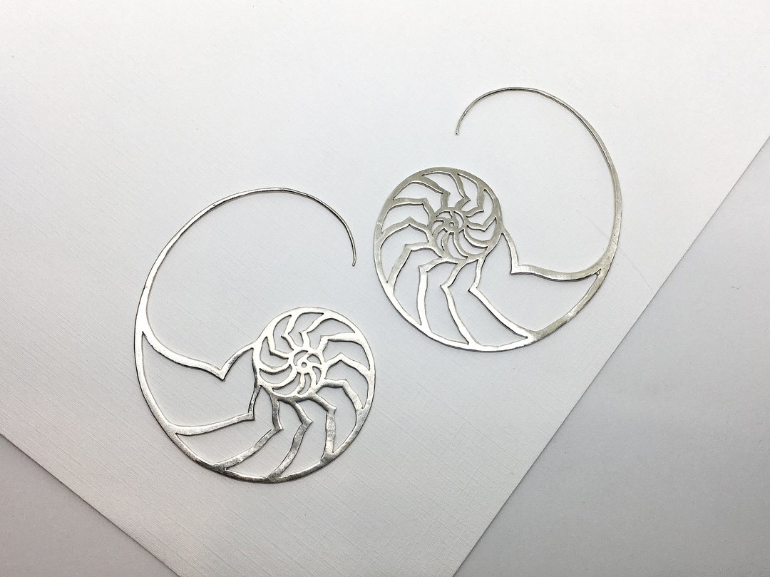 大海小世界。鹦鹉螺大耳环。925纯银。sterling silver - 耳环/耳夹 - 纯银 银色