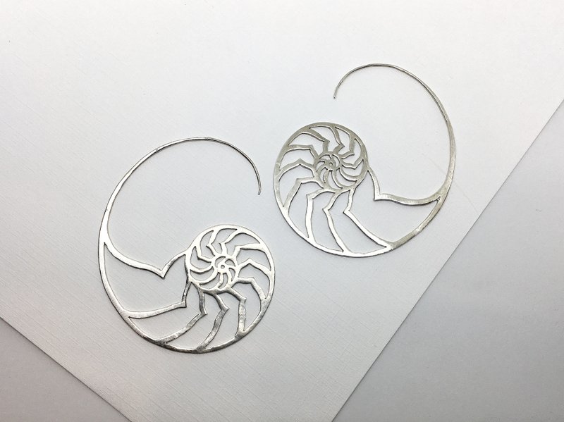 大海小世界。鹦鹉螺大耳环。925纯银。sterling silver - 耳环/耳夹 - 纯银 银色