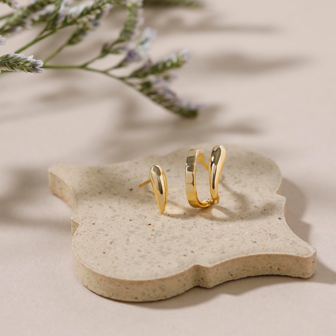 asymmetry-plain pierced earring GD 无镍耳环 时尚简约不对称设计 金色 - 耳环/耳夹 - 其他金属 金色