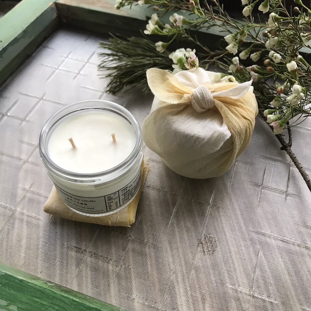 天然精油香氛大豆蜡烛 - 100g 植物染布巾包装 - 蜡烛/烛台 - 蜡 白色