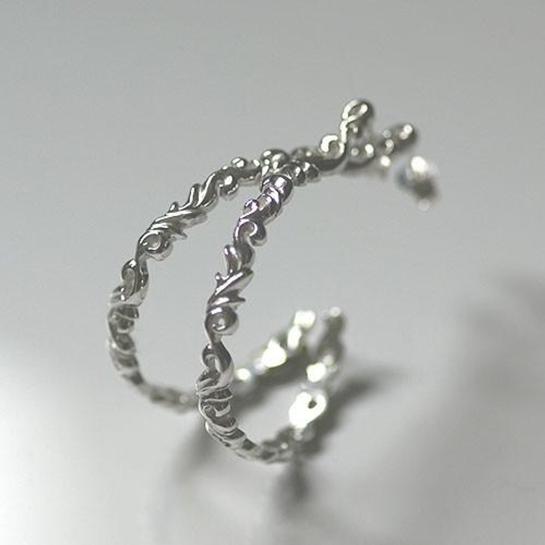 Arabesque hoop Pierced earring - 耳环/耳夹 - 其他金属 银色