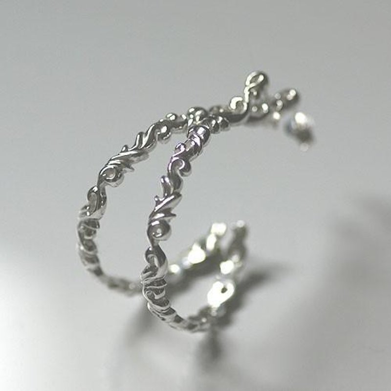 Arabesque hoop Pierced earring - 耳环/耳夹 - 其他金属 银色
