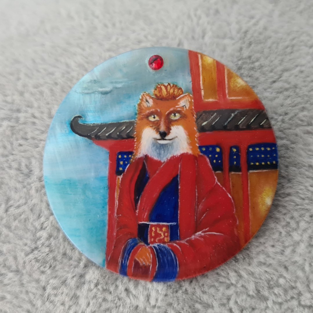 Kitsune brooch, real oil painting miniature on mother of pearl. Kitsune fox pin - 胸针 - 其他材质 