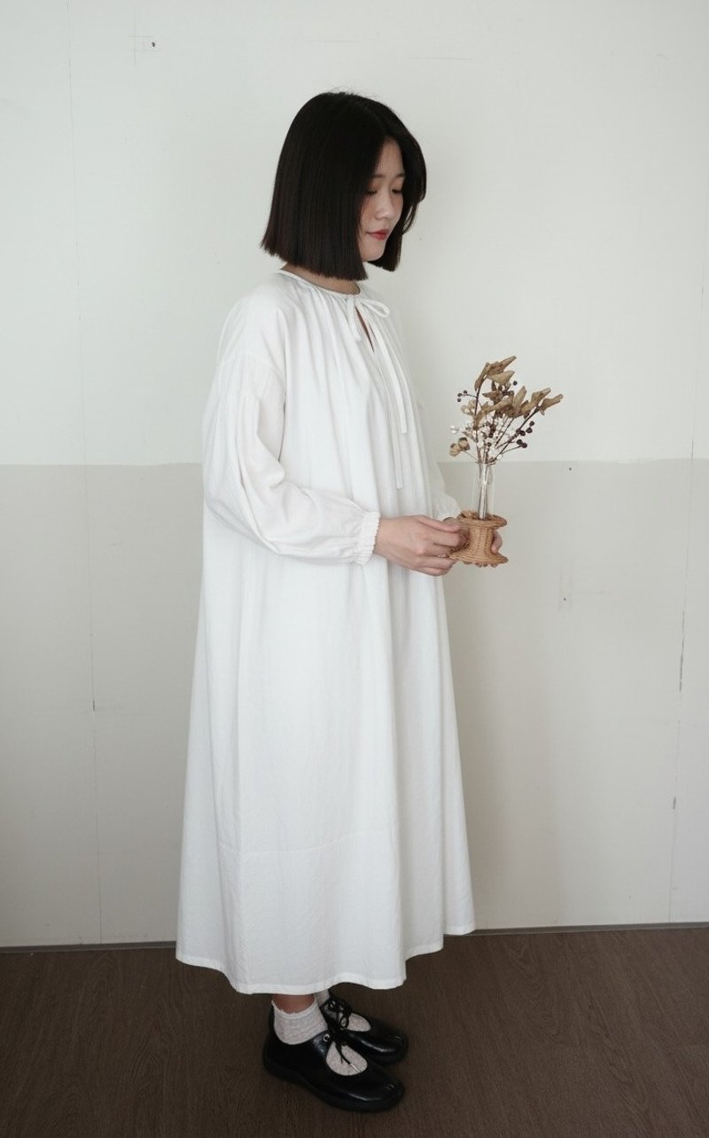 V领绑带澎澎袖洋装 米白 - 洋装/连衣裙 - 棉．麻 