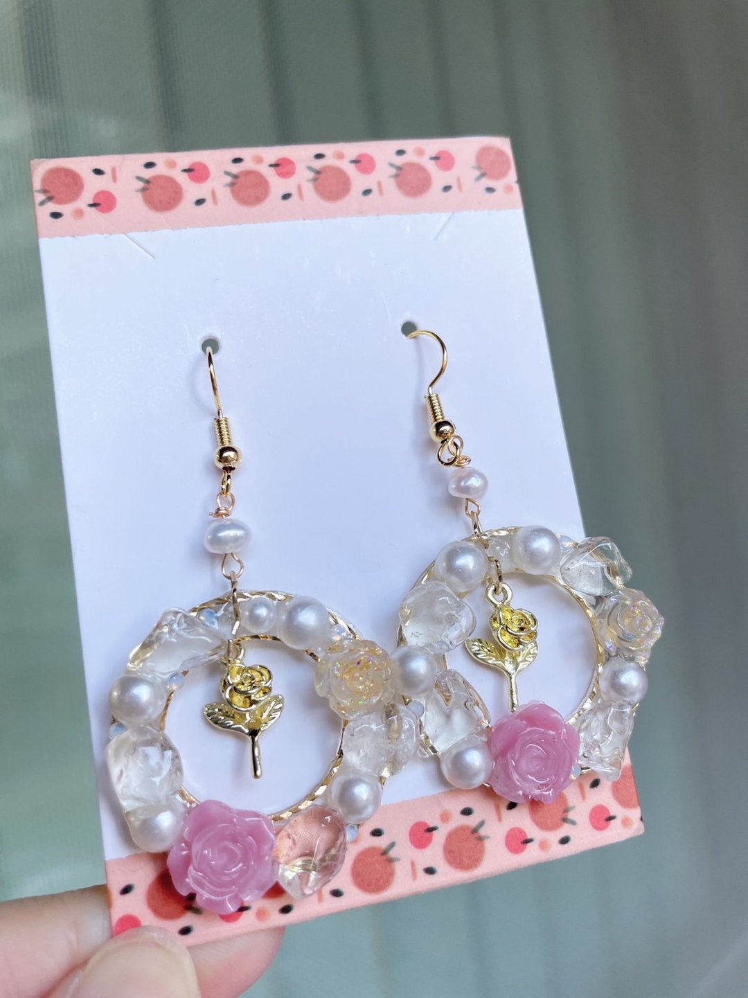 艾莉儿手作//玫瑰花搭配白水晶石以及天然珍珠+玫瑰花金吊坠耳环 - 耳环/耳夹 - 其他材质 