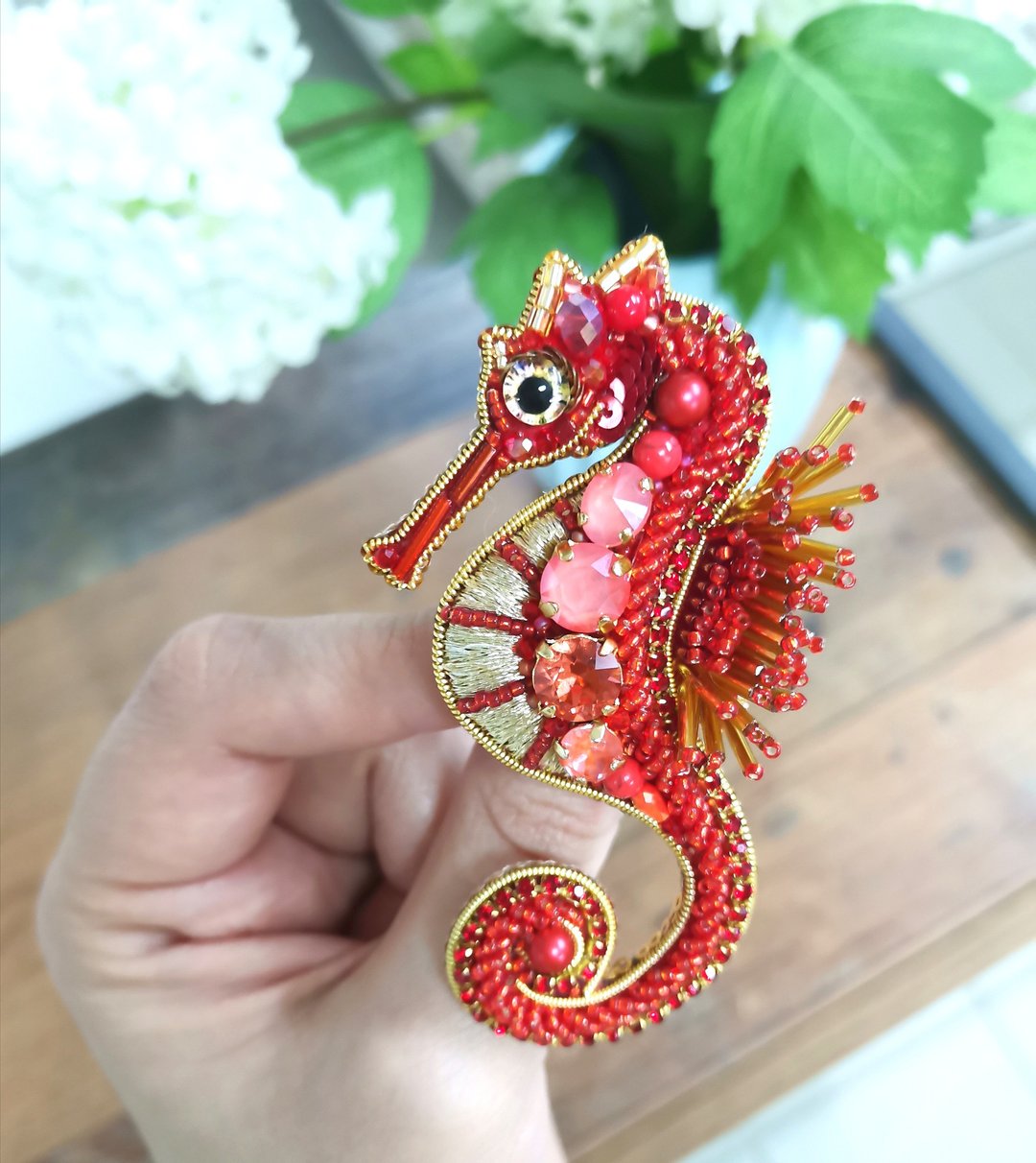 Seahorse jewelry brooch, handmade gifts, Seahorse brooch beaded,  Unique gift - 胸针 - 玻璃 红色