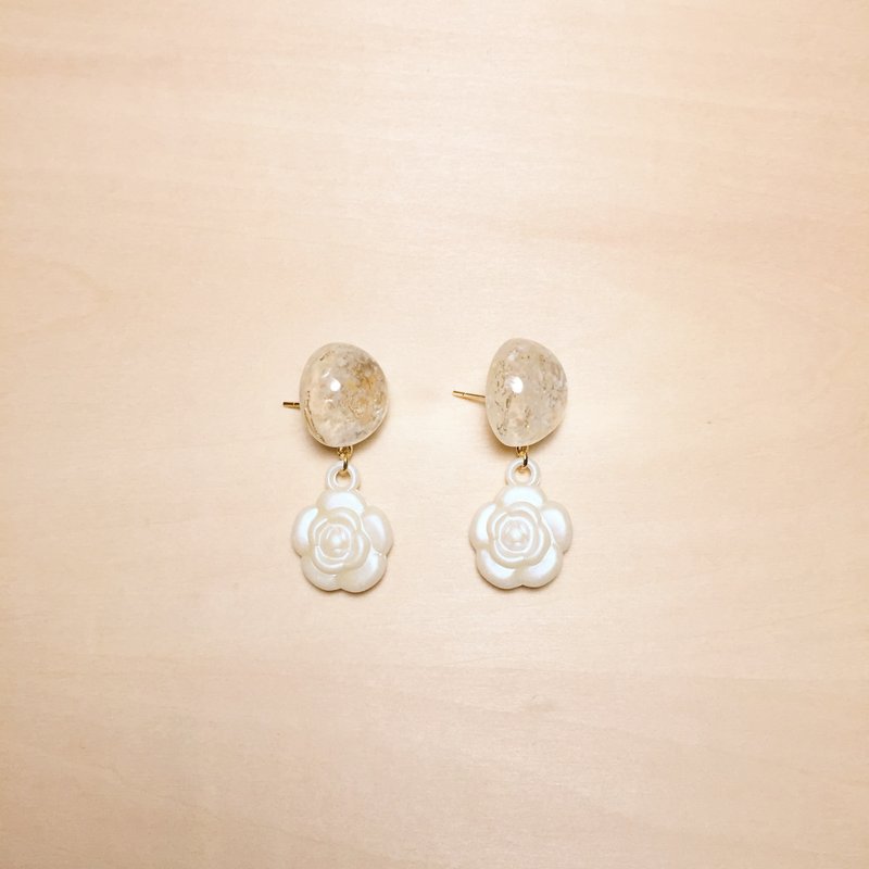复古白色碎贝壳丸子花花耳环 - 耳环/耳夹 - 树脂 白色