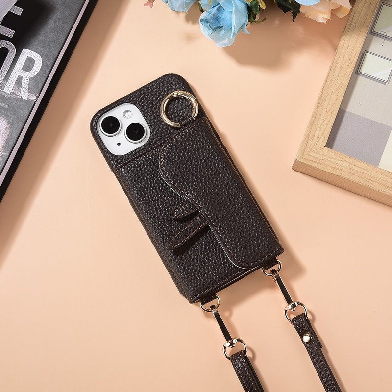 亚古奇 iPhone 14系列 马鞍卡包手机皮套附美妆镜及皮质背带-黑褐 - 手机配件 - 人造皮革 