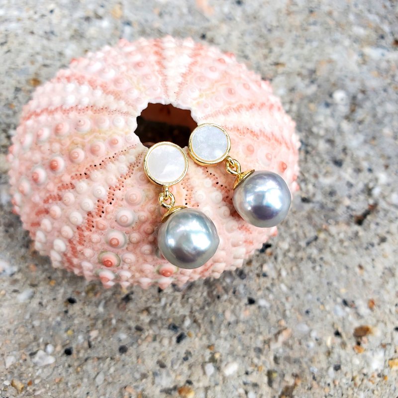 。罕有灰蓝色调。天然近圆大溪地珍珠。白贝母925纯银镀真金耳环 - 耳环/耳夹 - 珍珠 银色