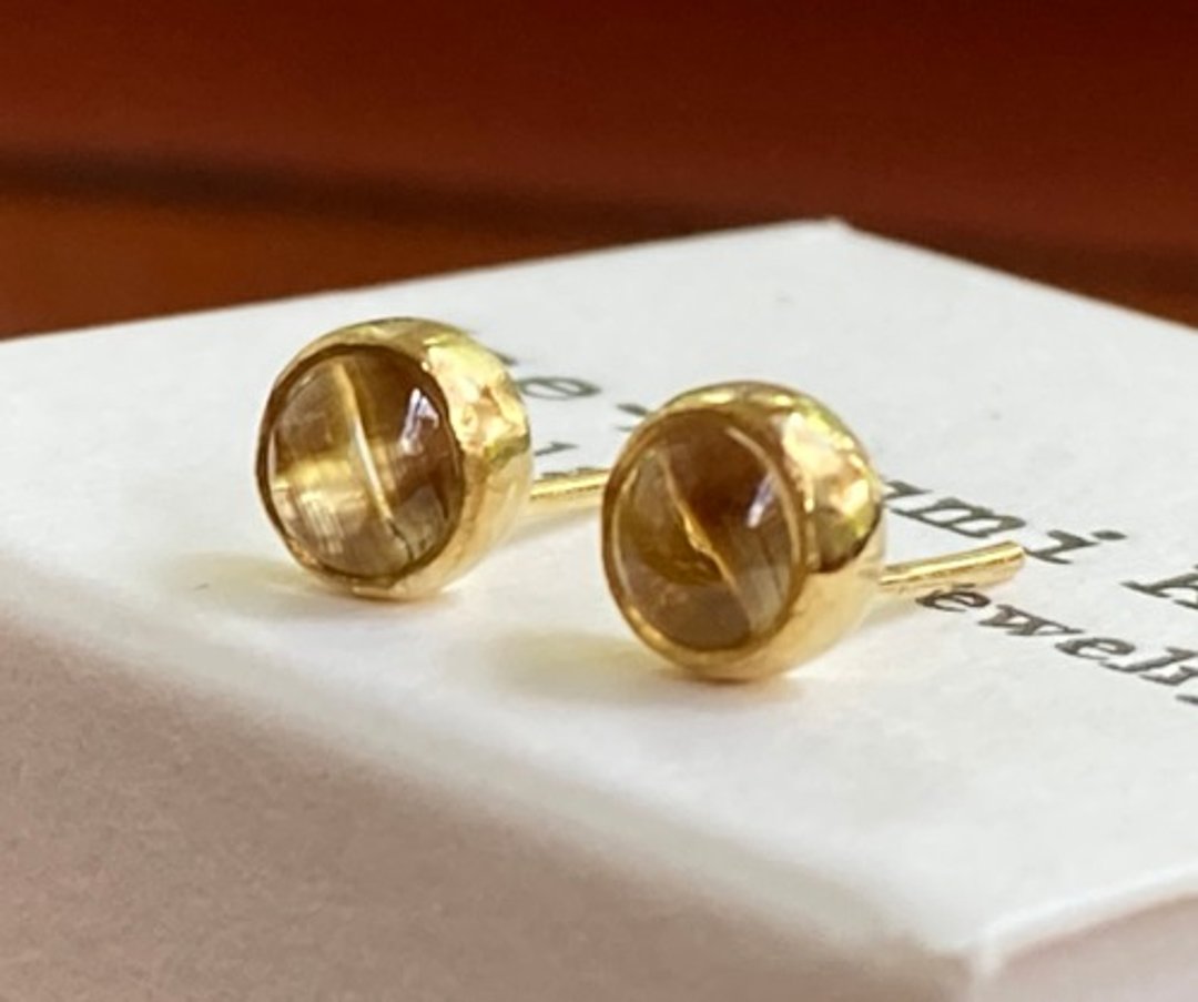 Natural cat's eye rutile quartz ◇ K24 (pure gold) stud earrings pair - 耳环/耳夹 - 其他金属 