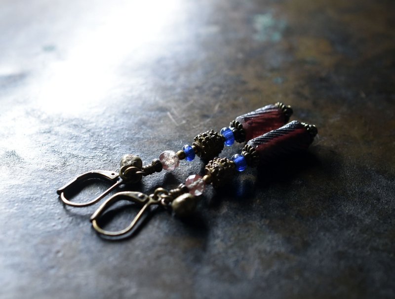 紫色罗马玻璃、圆珠黄铜、蓝色古董珠、萤石、民族风铃铛的不对称耳环 - 耳环/耳夹 - 玻璃 紫色