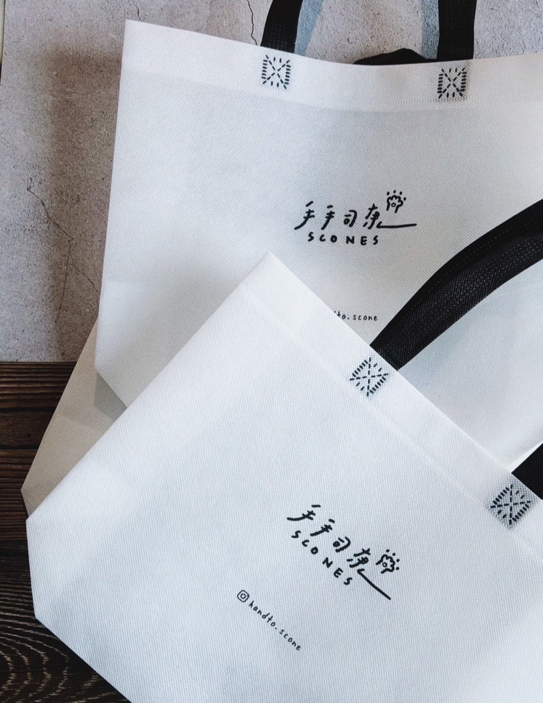 【手手司康】品牌白色不织布提袋 - 手提包/手提袋 - 其他人造纤维 