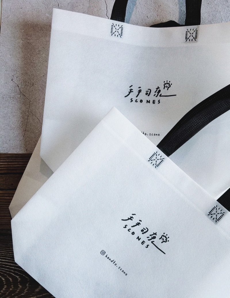 【手手司康】品牌白色不织布提袋 - 手提包/手提袋 - 其他人造纤维 