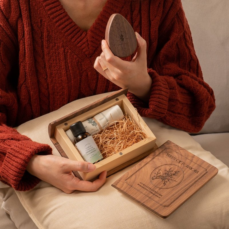 【过年礼盒】黑胡桃木经络推油梳按摩油礼盒 附送礼纸袋 - 香薰/精油/线香 - 木头 咖啡色