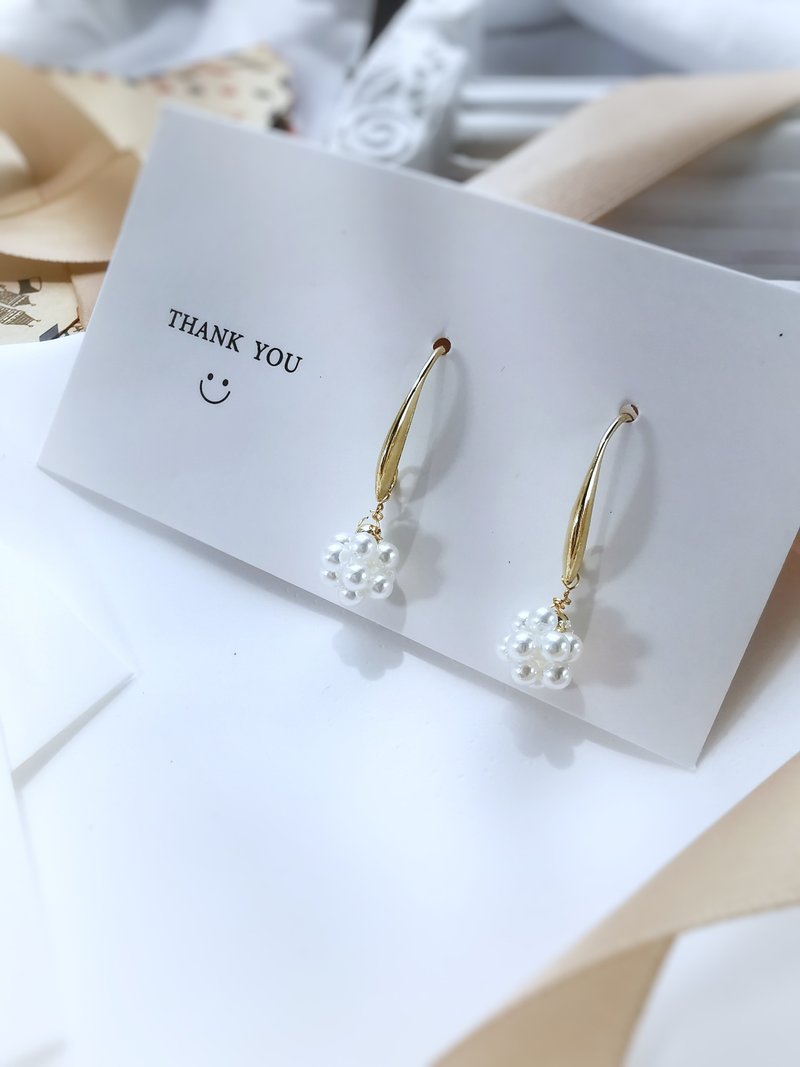 14Kgf 珍珠花球耳环 - 耳环/耳夹 - 珍珠 白色