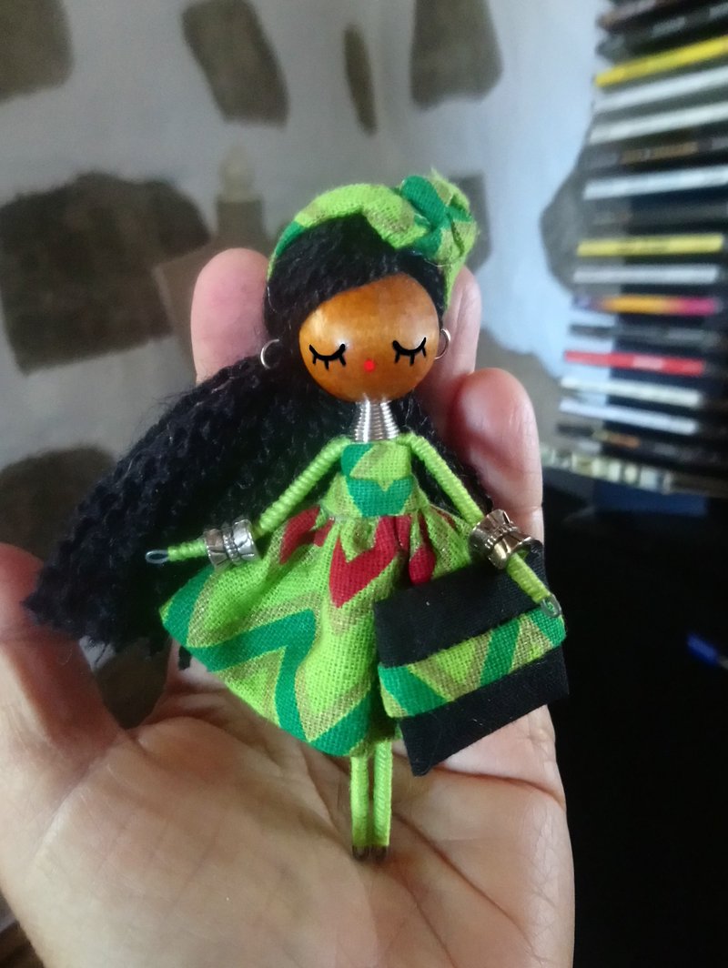 Brooch doll - 胸针 - 木头 绿色