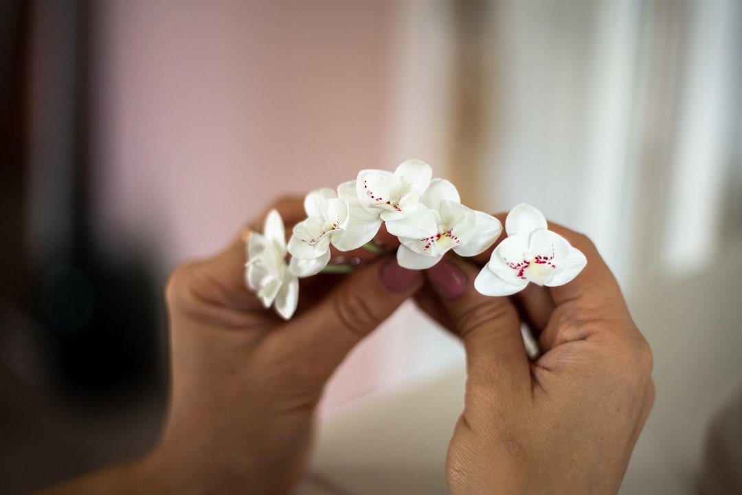 一组五入的迷你兰花发夹。白色花朵发夹。婚礼头饰。 - 发饰 - 树脂 白色